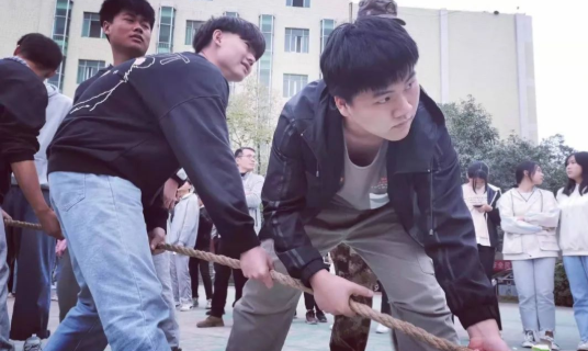 齊心協(xié)力，“繩”彩飛揚(yáng)-我校舉行拔河比賽