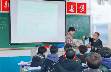 春意正濃，學(xué)習(xí)正當(dāng)時(shí)-我校舉行開學(xué)第一課聽評課活動