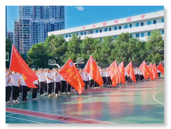 “株軌驕子，鏗鏘追夢-我們?yōu)榱烁淖兌鴣恚　?022級新生創(chuàng)變營開營儀式