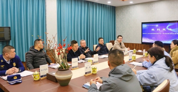 株洲市人民政府副市長(zhǎng)楊勝躍，市人民政府副秘書(shū)長(zhǎng)歐陽(yáng)元初，市教育局李易常局長(zhǎng)一行蒞臨我校視察指導(dǎo)開(kāi)學(xué)工作